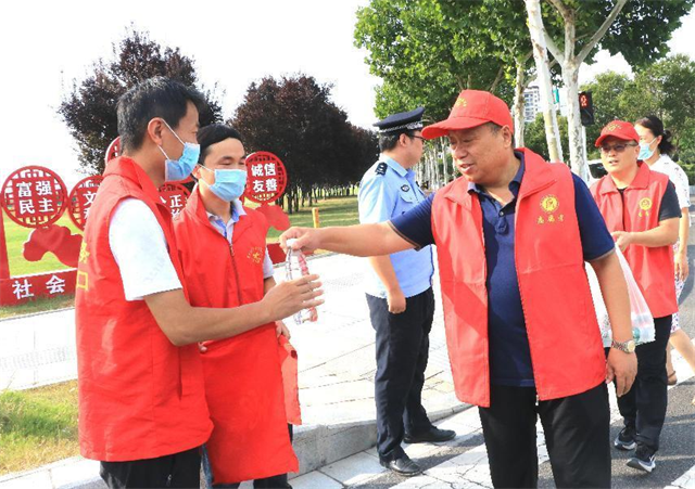 周口幼兒師范學(xué)校副校長(zhǎng)韓廣飛 帶隊(duì)到“創(chuàng)文”分包路段慰問(wèn)學(xué)校文明交通志愿者